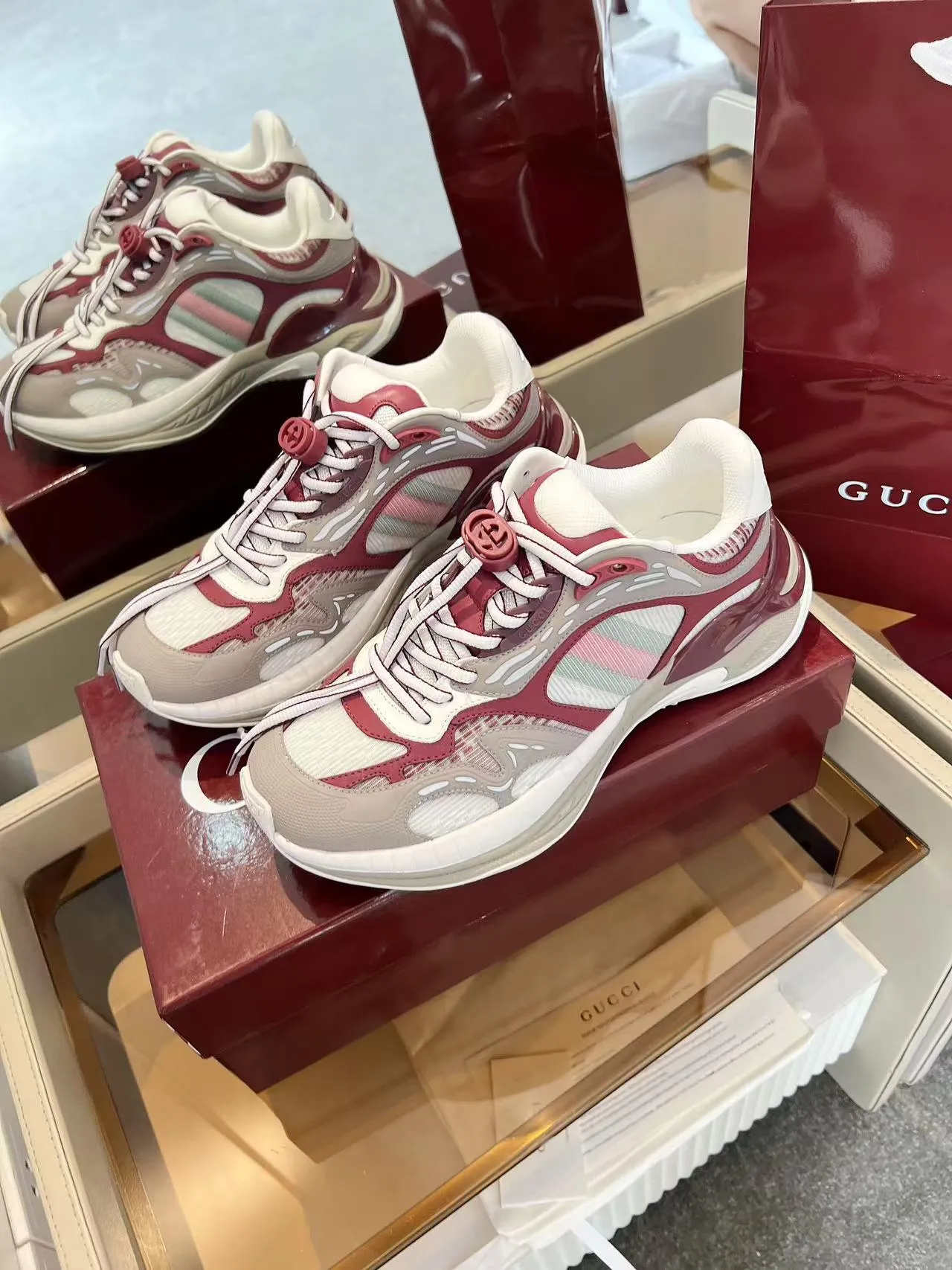 P900 Gucci 2.0 sneakers reinterpret the brand's iconic striped webbing elements. When retro genes collide with futuristic design, this new pair of Gucci shoes directly reaches the trend threshold 💥 ✔️Color combination of caron contrasting colors + classic stripes, GG reflective piping, good visual impact, and comes with a high-gloss filter when out on the street ✔️ The structure is made of multi-layer splicing of different materials, mesh is breathable, leather is shaped, and the outsole is combined with EVA rubber. It is fashionable and practical. ✔️ Details are made of double G midsole + iconic double G lock shoelaces. The retro DNA is crazy and restless, and every step is based on the trendy aesthetic. Size: 35-41 for women, 39-46 for men, (41.46 custom-made)